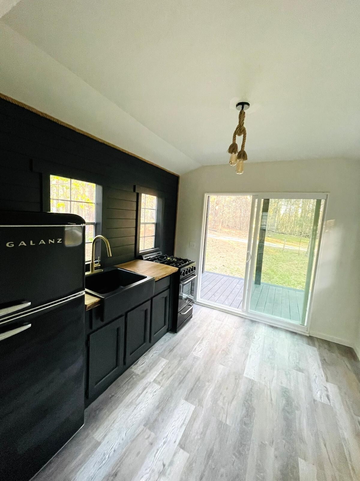 Tiny House, BRAND NEW, Beautiful, 10×14 interior, 10×6 porch, Custom Built