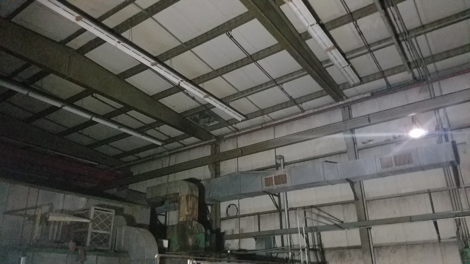 Steel Building aprox 51 feet by 109 feety 25 ft tall green building 2 trolley
