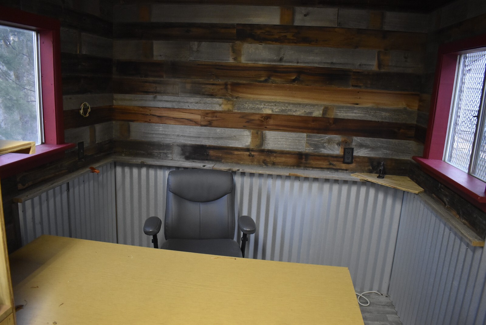 26 x 8 ft HOME OFFICE ONLINE STORE SHIPPING DEPARTMENT SOCIAL MEDIA HEADQUARTERS