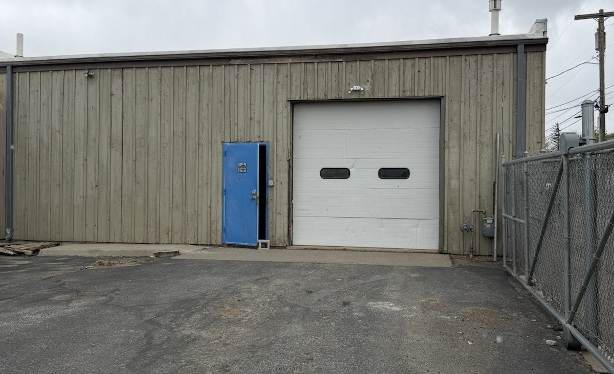 Prefabricated Building with Office, Workshop, Garage Door, Wood & Concrete
