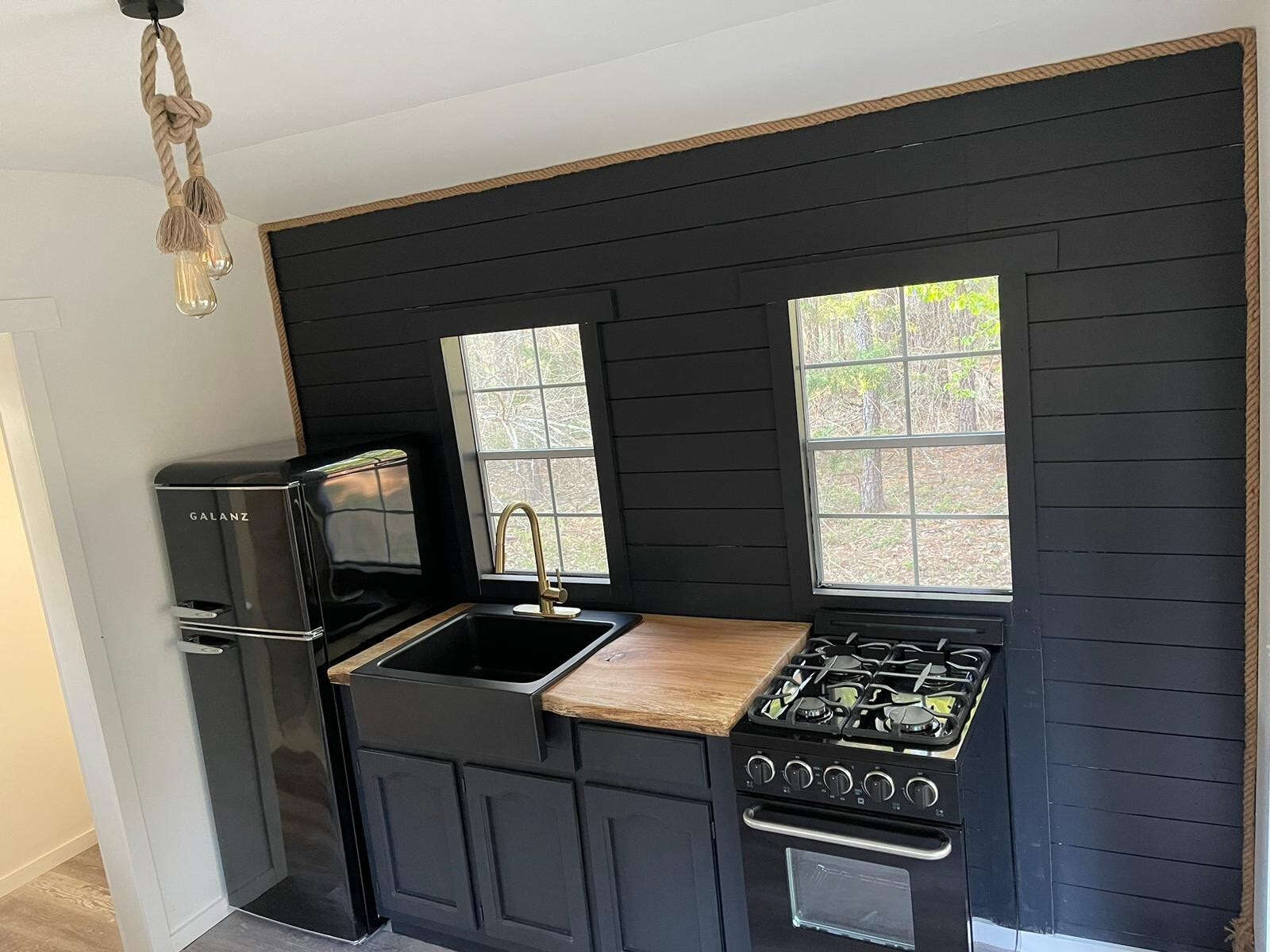 Tiny House, BRAND NEW, Beautiful, 10×14 interior, 10×6 porch, Custom Built