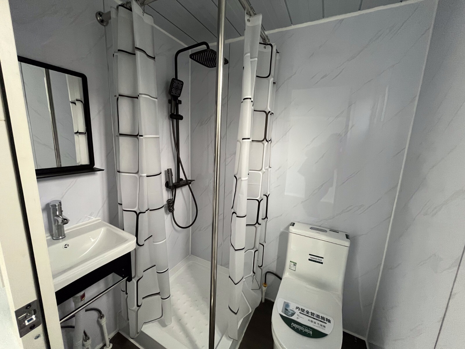 “Cozy 2-Bedroom Mobile Home with Kitchen, Shower, and Toilet – Perfect Tiny Home