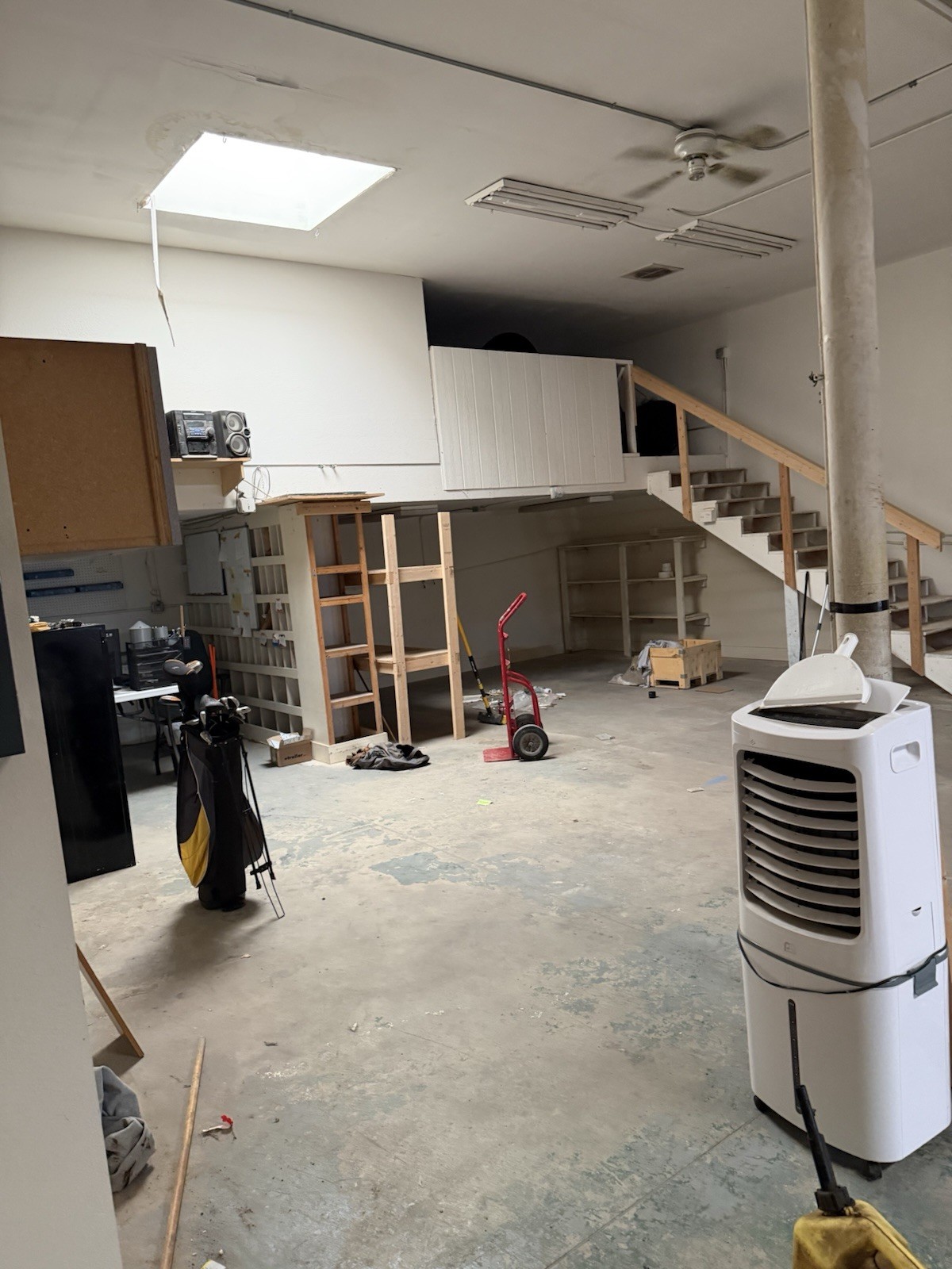 Prefabricated Building with Office, Workshop, Garage Door, Wood & Concrete