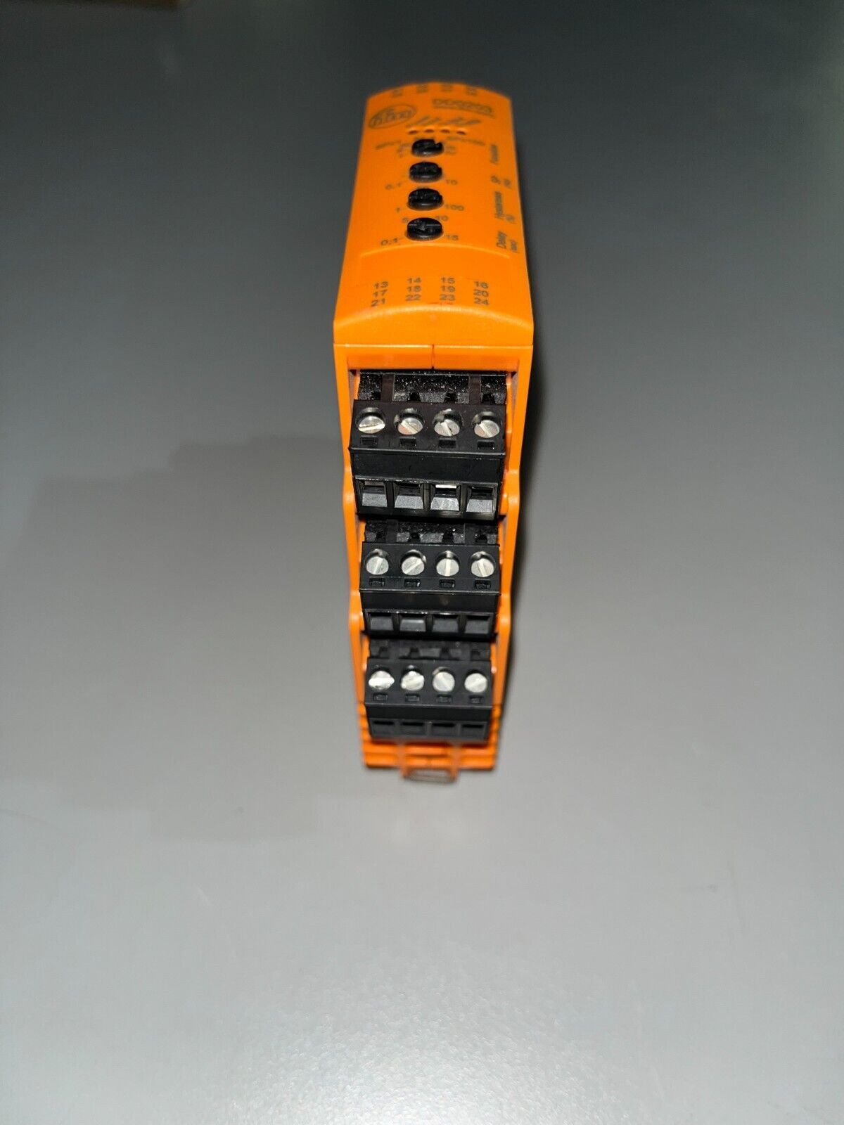 IFM DD0203 / IFM D200/FR1A 110-240VAC 24VDC