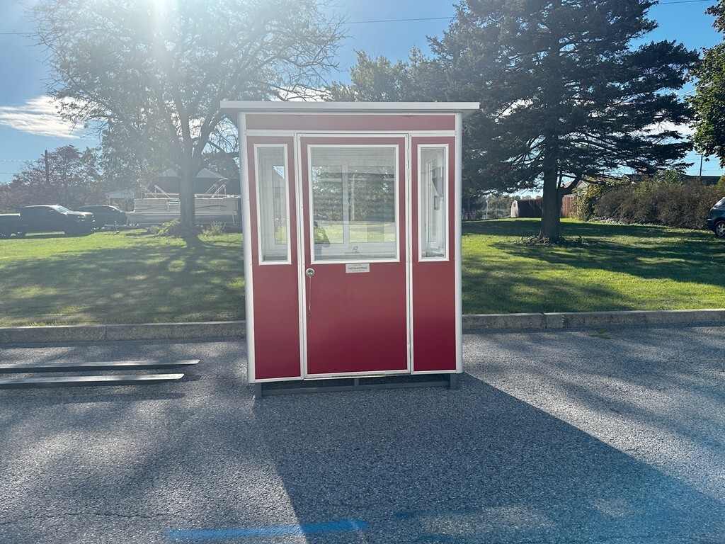 Guard Shack Ticket Booths Prefab Portable Mobile Office 4 x6 x7.5ft pallet base