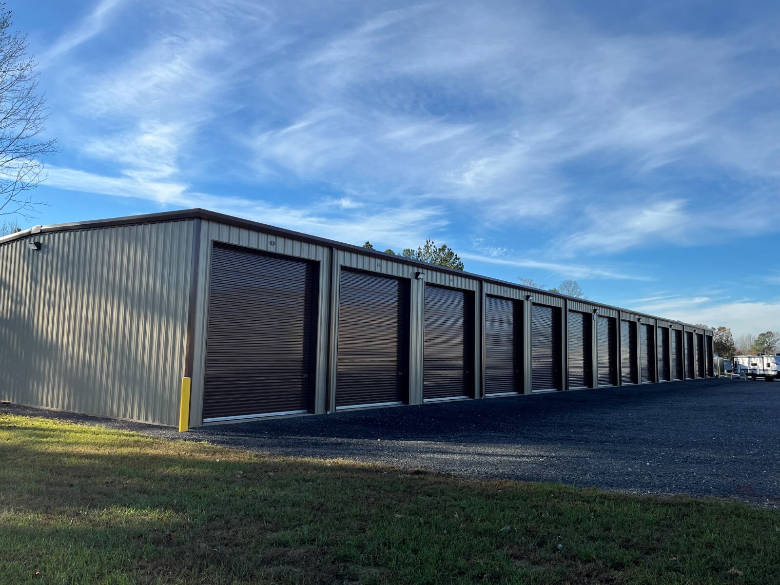 DURO Steel 15x100x8.5 Mini Self Storage Building &10-10′ by 15′ Rentals DiRECT