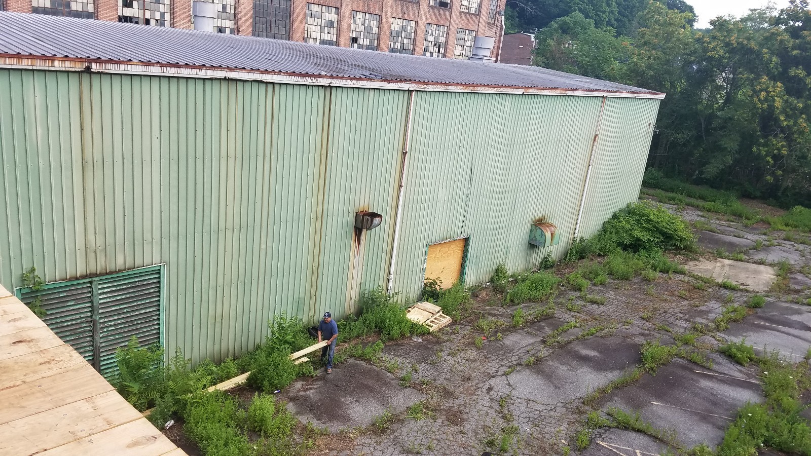 Steel Building aprox 51 feet by 109 feety 25 ft tall green building 2 trolley