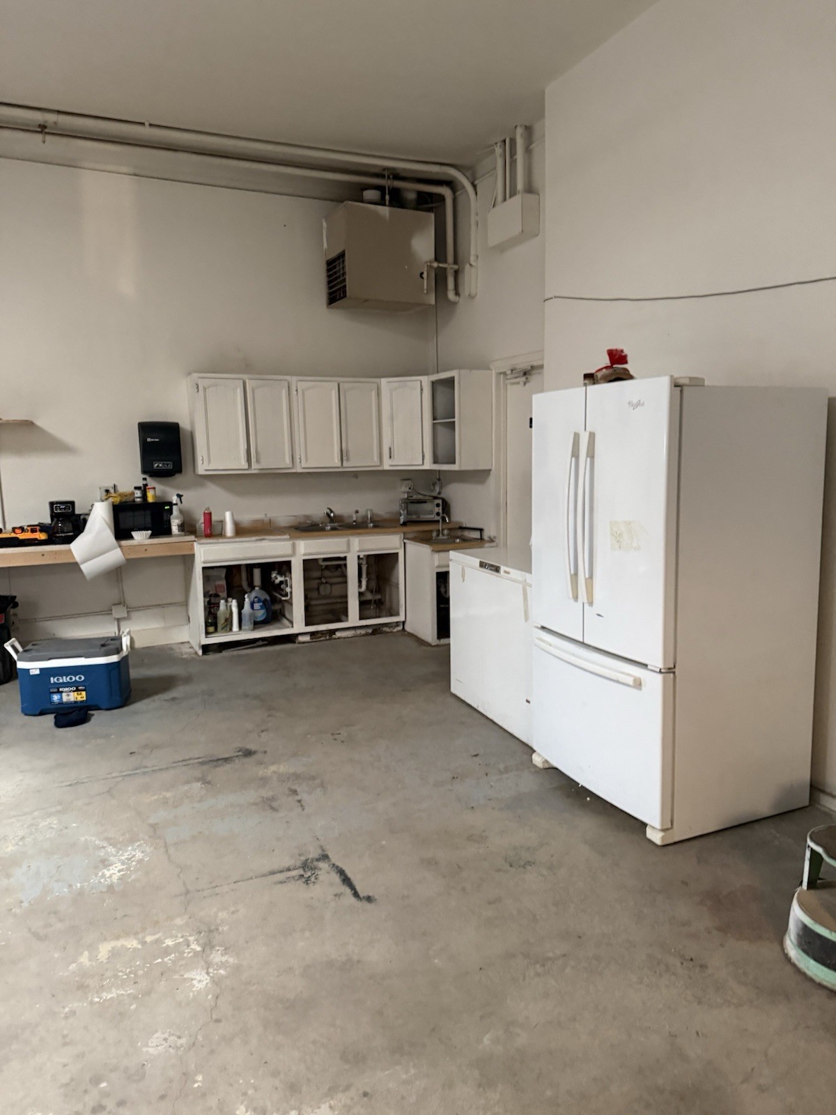 Prefabricated Building with Office, Workshop, Garage Door, Wood & Concrete
