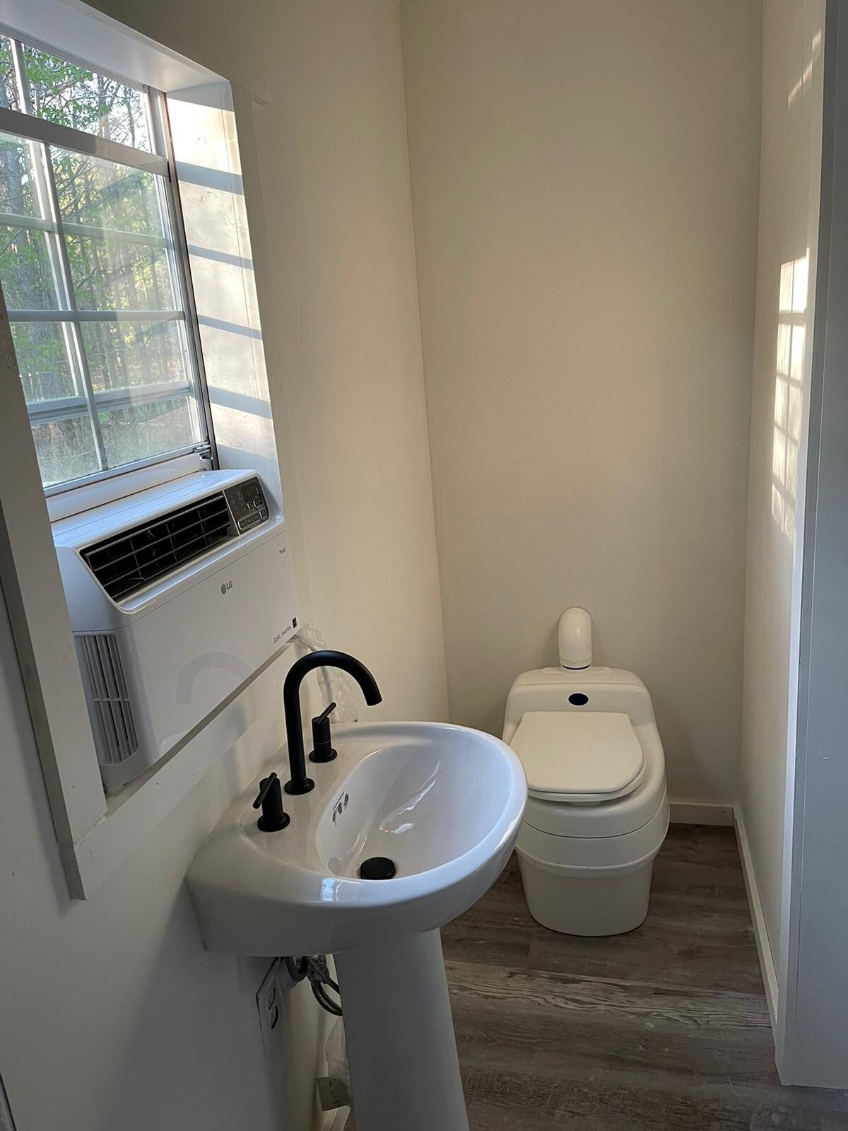 Tiny House, BRAND NEW, Beautiful, 10×14 interior, 10×6 porch, Custom Built