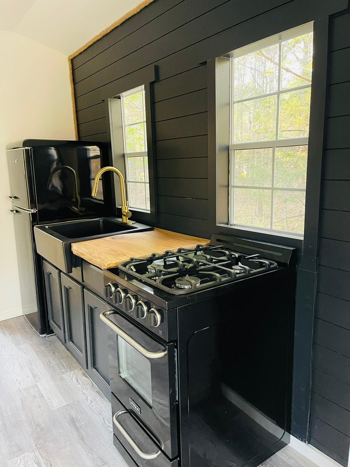 Tiny House, BRAND NEW, Beautiful, 10×14 interior, 10×6 porch, Custom Built